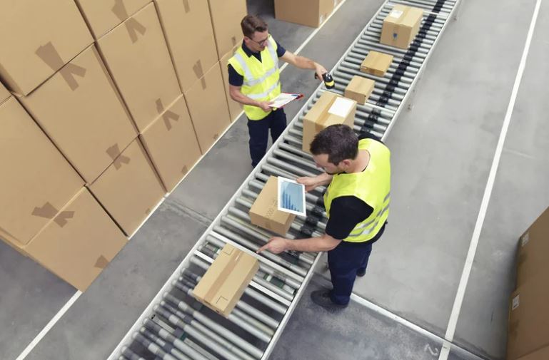 ASTAR Recrutment Western Sydney Labour Hire staff. picking boxes in warehouse.